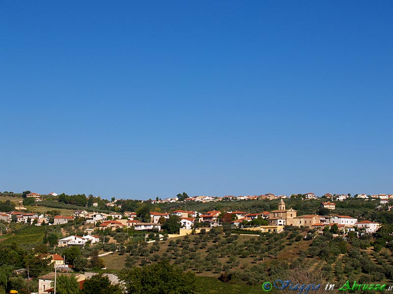 01-P9110684+.jpg - 01-P9110684+.jpg - Panorama della frazione di Castelferrato (in primo piano) e di Torrevecchia Teatina (in alto).